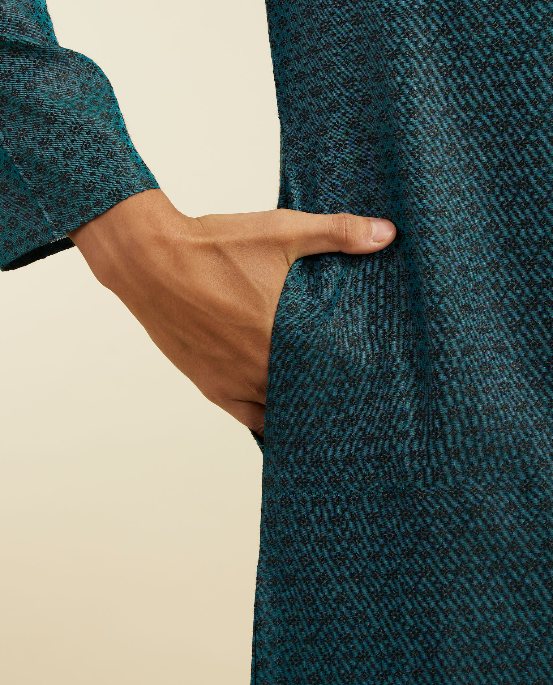 alt message - Diwas Men Teal Green Floral Buta Kurta with Sequinned Neck image number 3