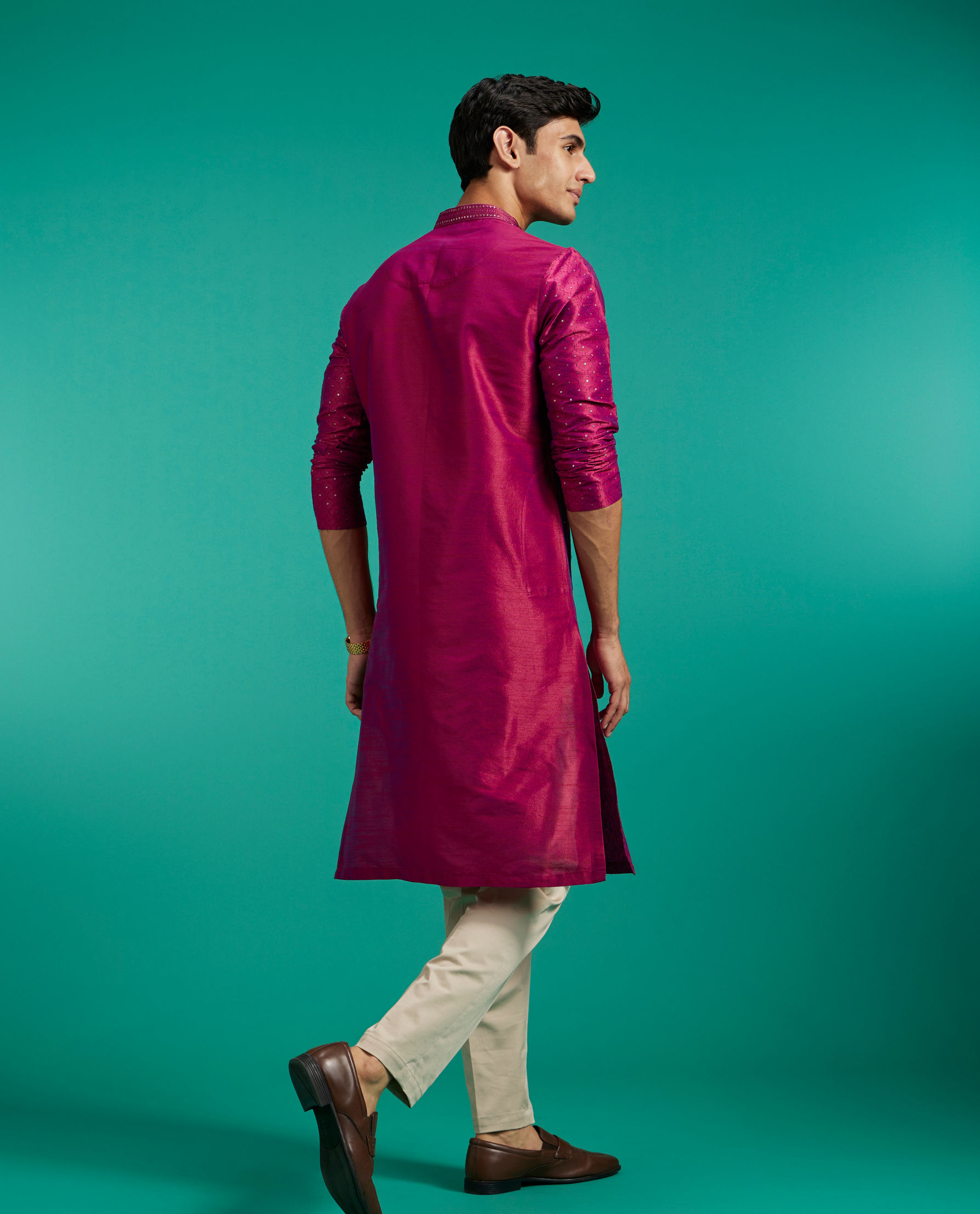 alt message - Diwas Men Rani Pink Grid Patterned Kurta with Sequin Work image number 4