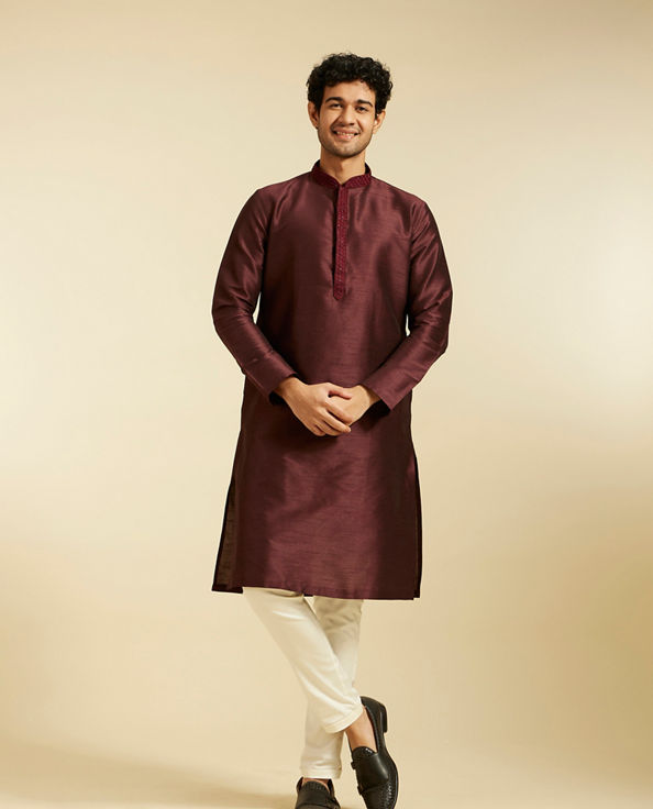 alt message - Diwas Men Wine Red Plain Kurta With Embroidered Collar image number 2