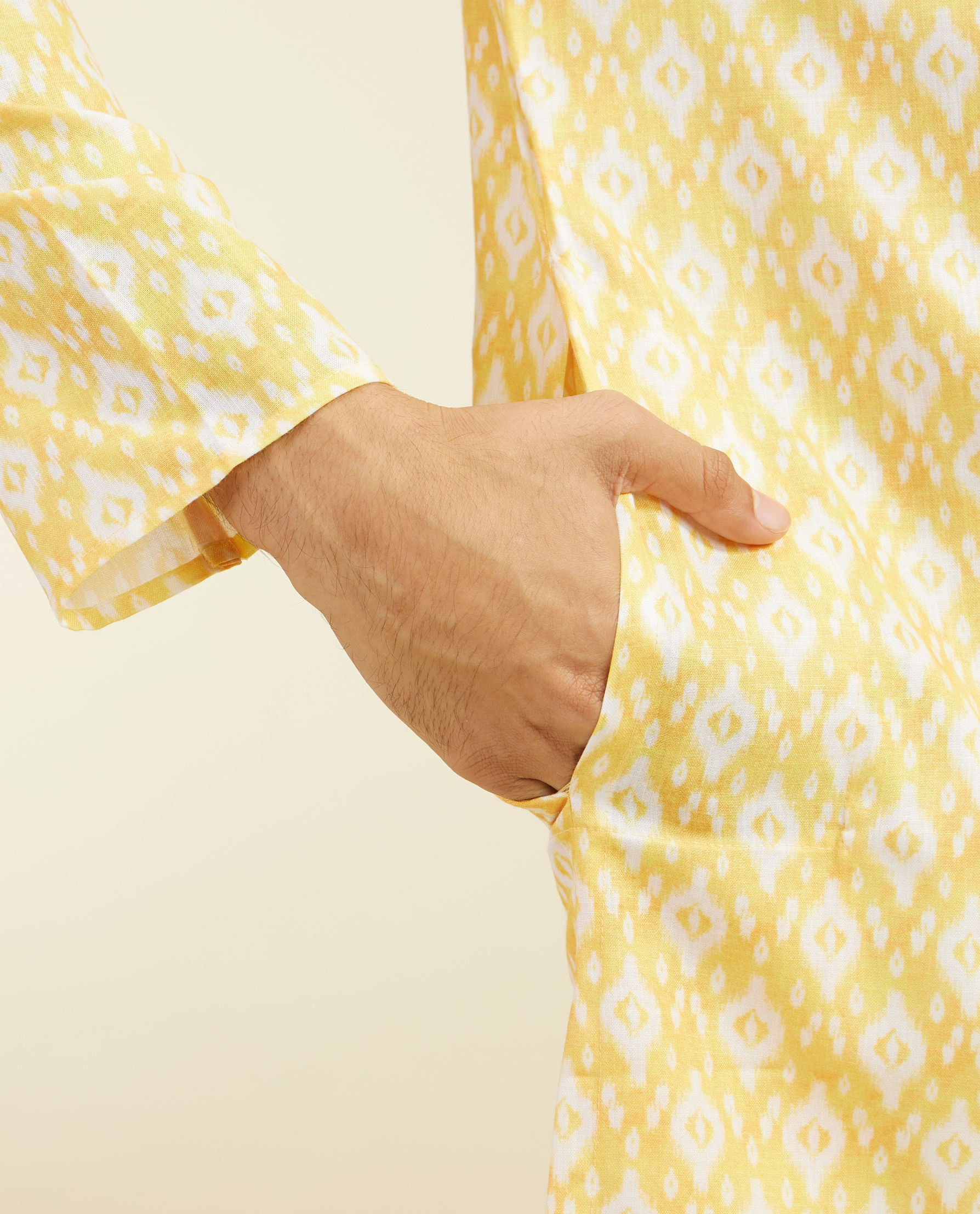 alt message - Diwas Men Yellow Iris Ikat Inspired Printed Kurta image number 3