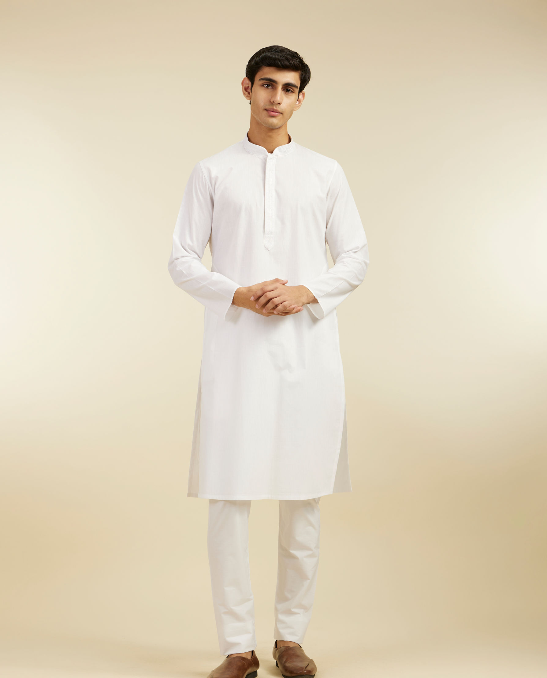 alt message - Diwas Men Snow White Kurta with Embroidered Neckline image number 2