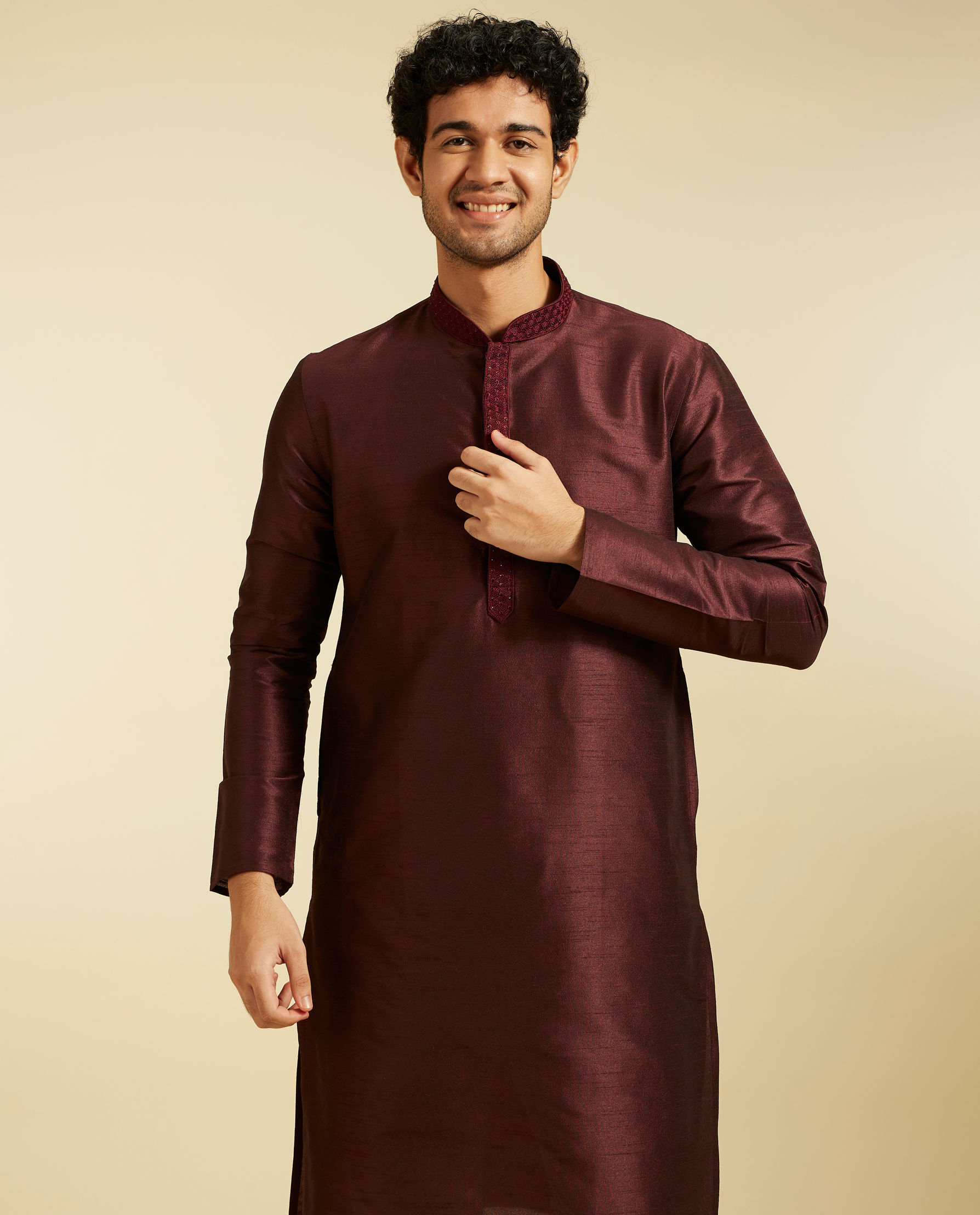 alt message - Diwas Men Wine Red Plain Kurta With Embroidered Collar image number 0