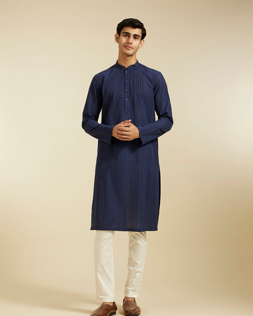 alt message - Diwas Men Indigo Blue Linear Patterned Kurta image number 2