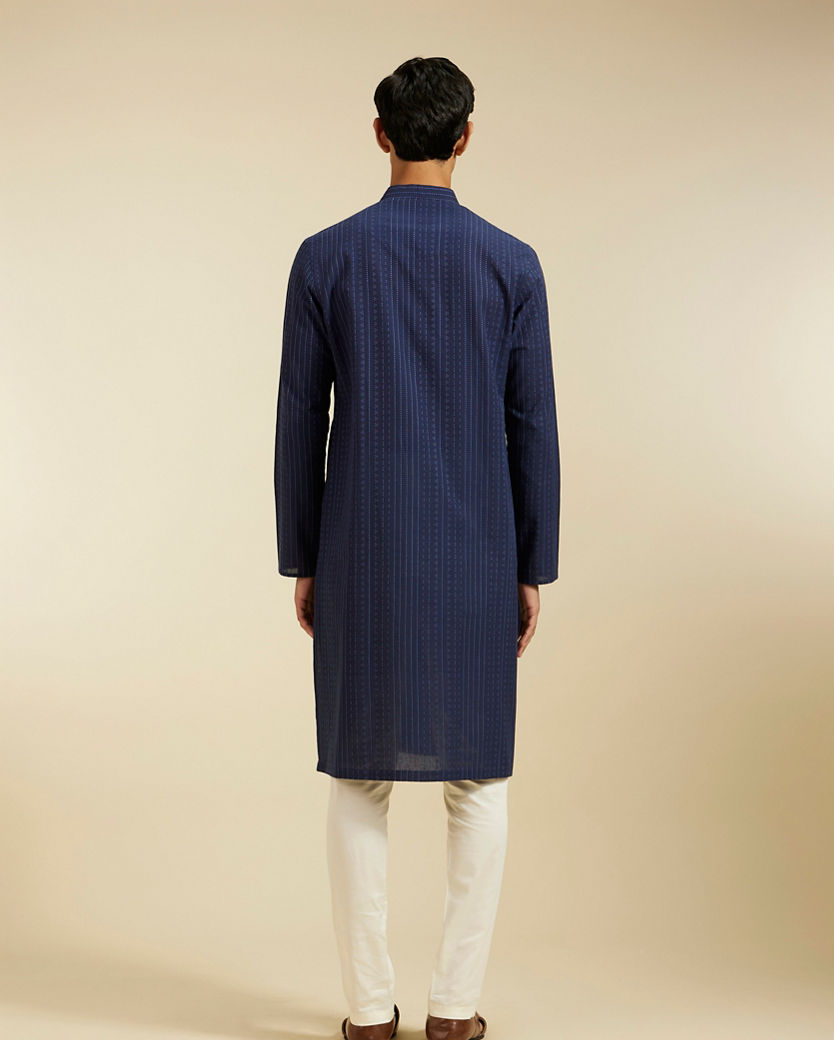 alt message - Diwas Men Indigo Blue Linear Patterned Kurta image number 4