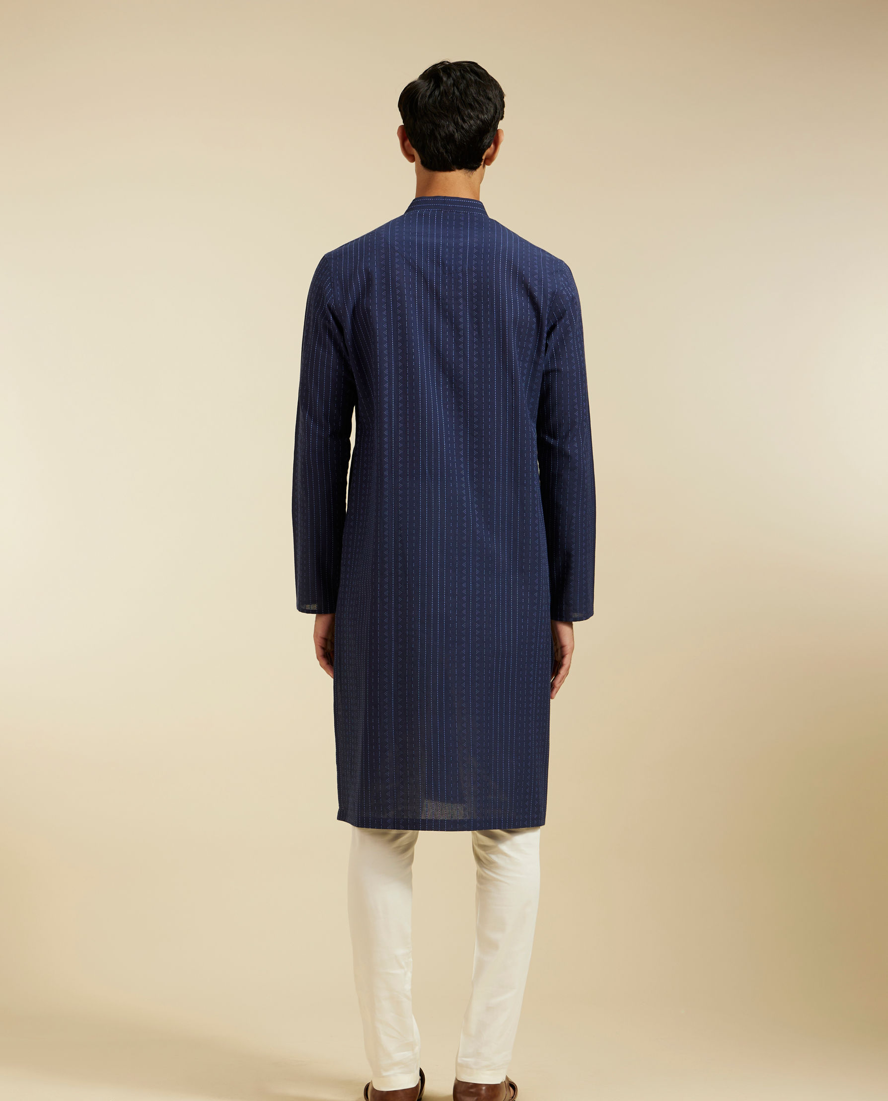 alt message - Diwas Men Indigo Blue Linear Patterned Kurta image number 4