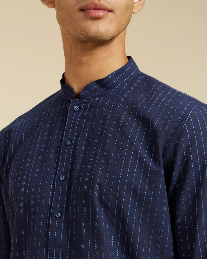 alt message - Diwas Men Indigo Blue Linear Patterned Kurta image number 1