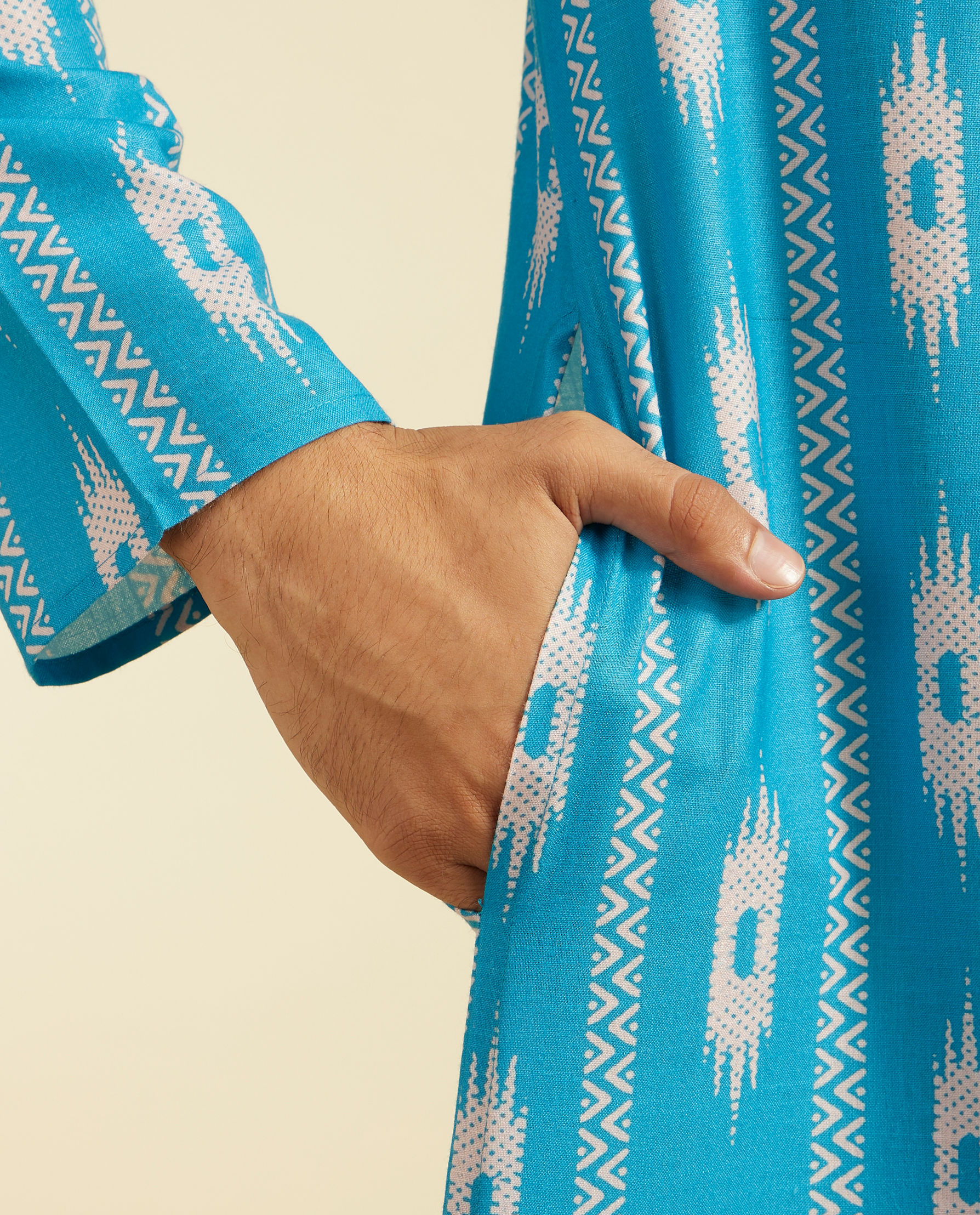 alt message - Diwas Men Turquoise Blue Ikat Inspired Patterned Kurta image number 3