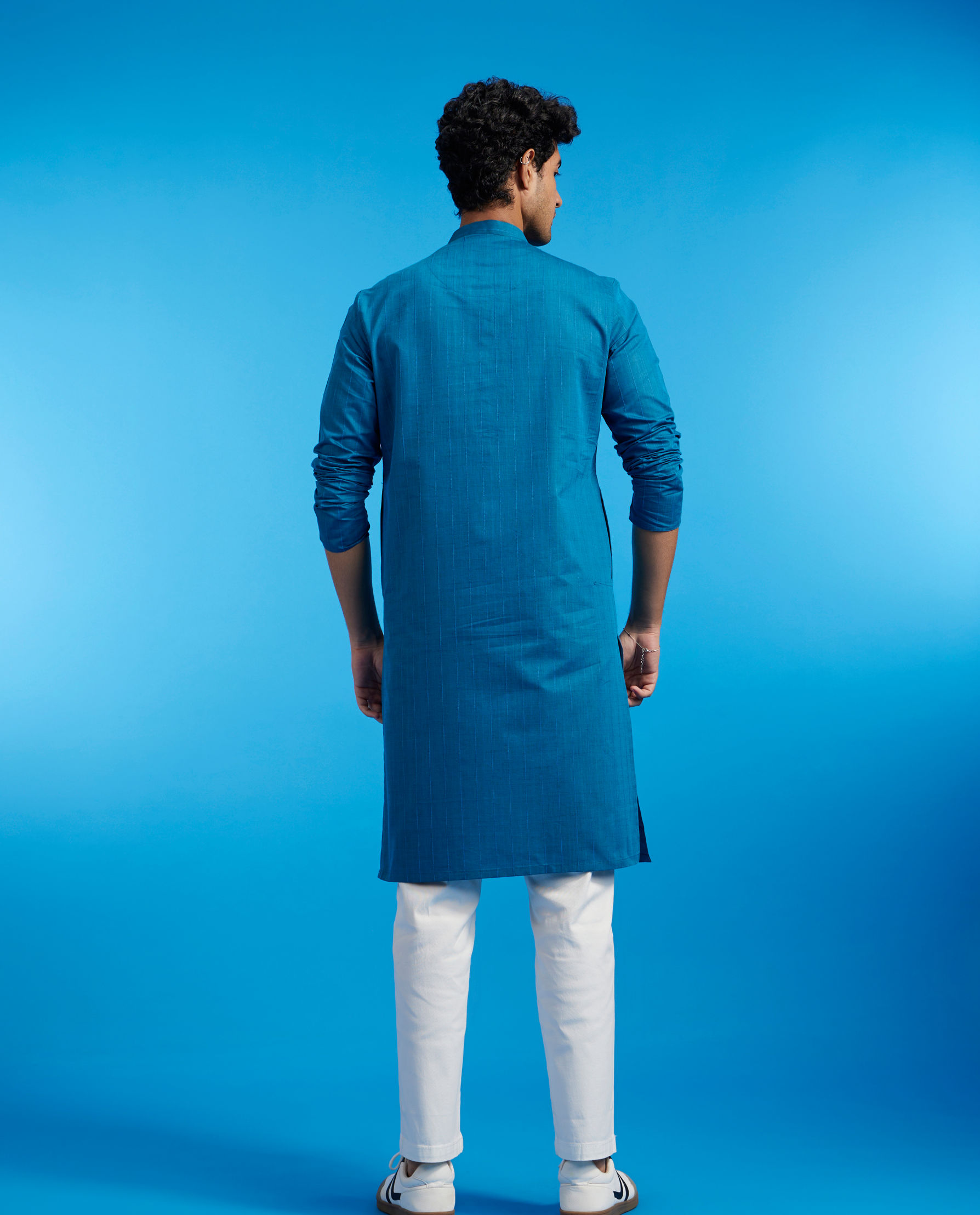 alt message - Diwas Men Teal Blue Linear Self Striped Kurta image number 4