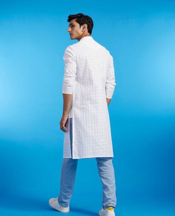 alt message - Diwas Men Majestic White Kurta image number 4