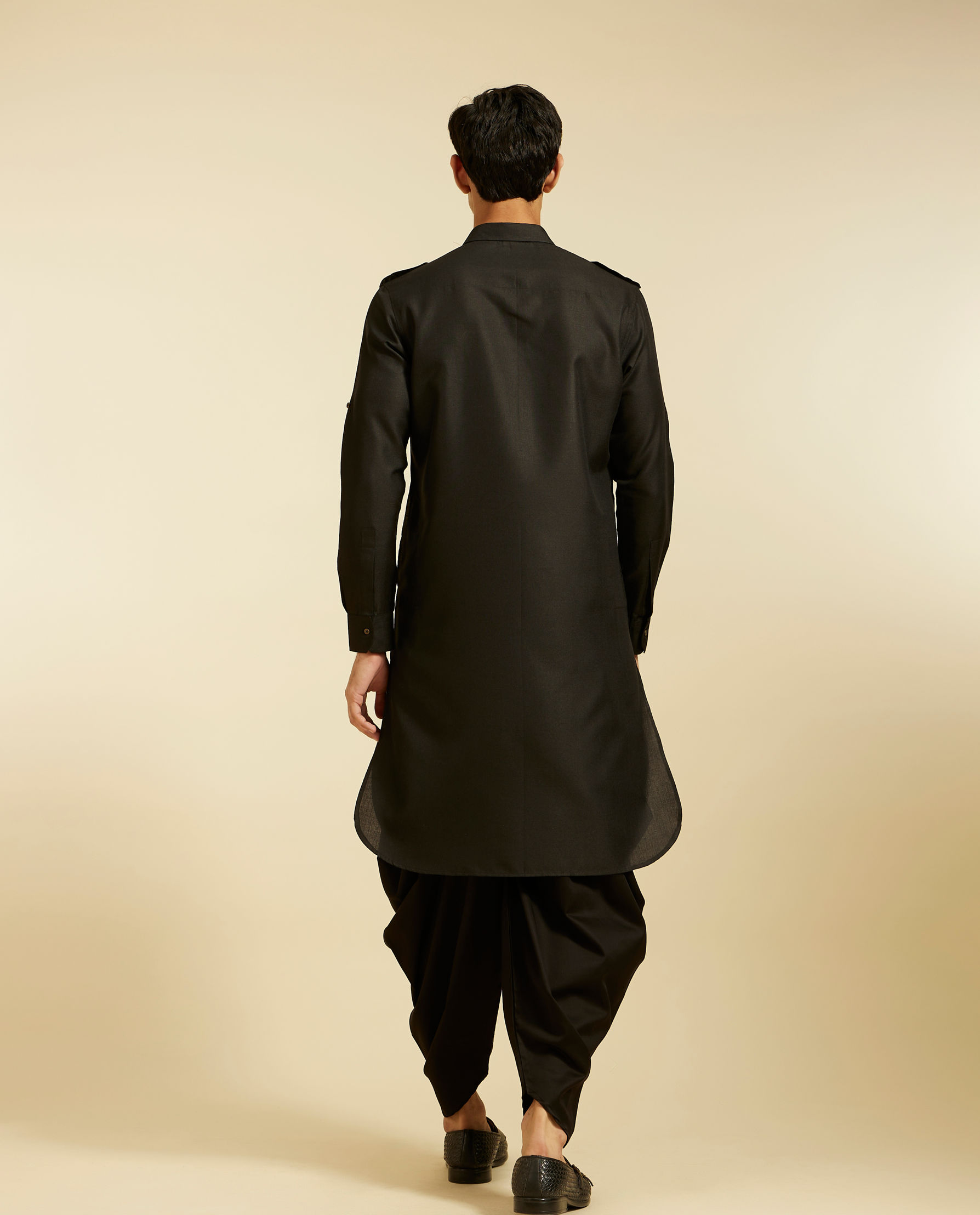 alt message - Diwas Men Midnight Black Pathani Kurta with Cuffed Sleeves image number 4