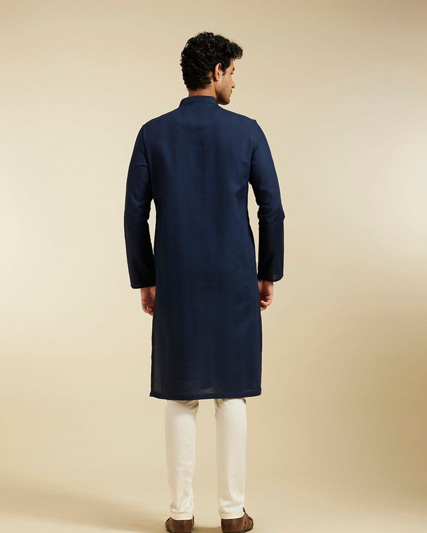 alt message - Diwas Men Indigo Blue Plain Classic Kurta image number 4