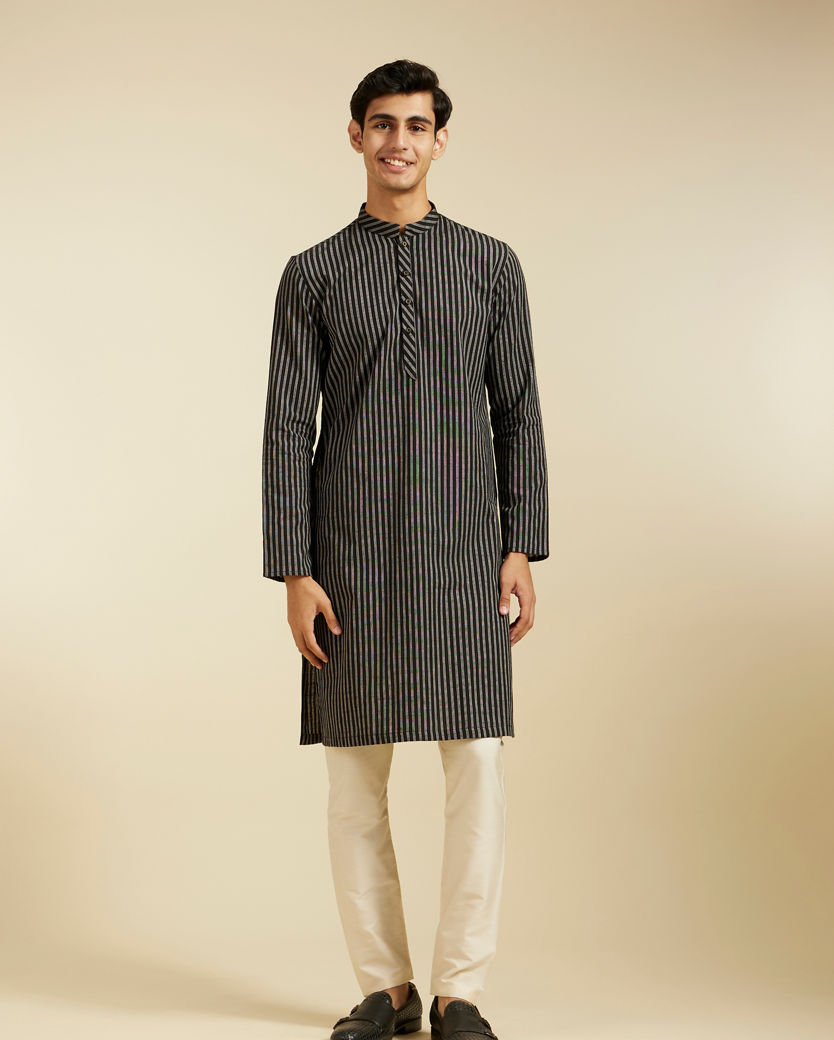 alt message - Diwas Men Ebony Black Linear Patterned Striped Kurta image number 2