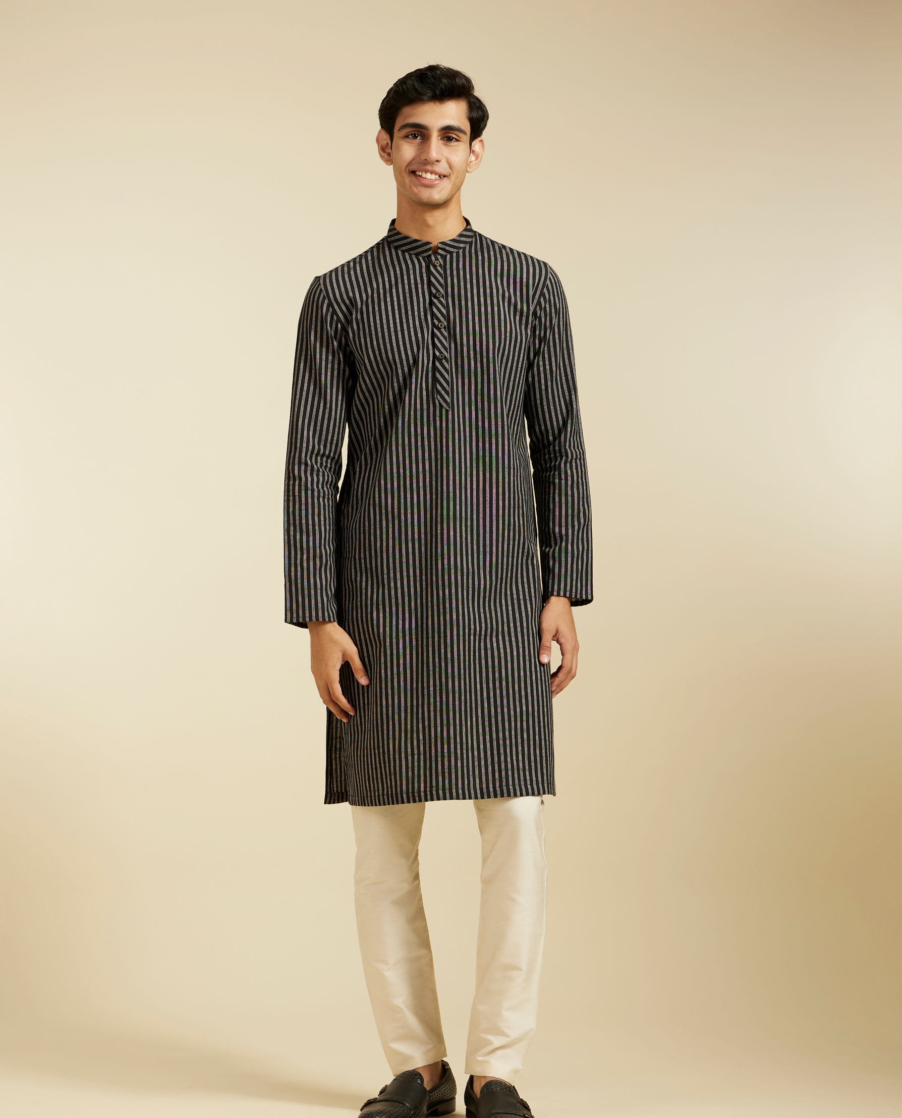 alt message - Diwas Men Ebony Black Linear Patterned Striped Kurta image number 2