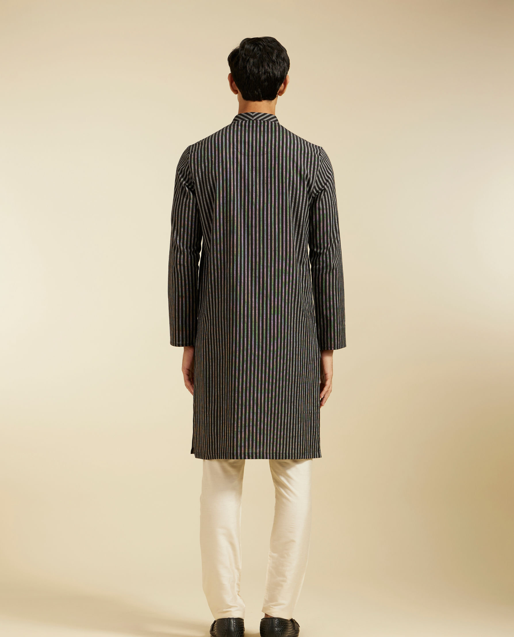 alt message - Diwas Men Ebony Black Linear Patterned Striped Kurta image number 4