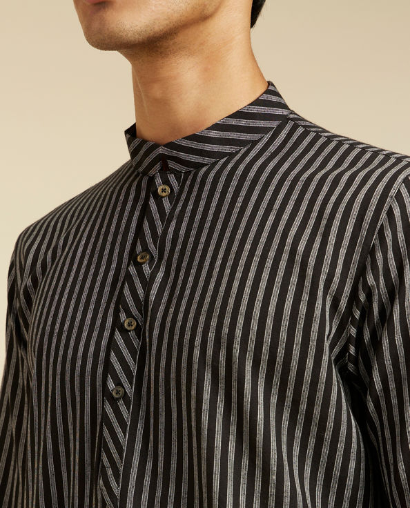 alt message - Diwas Men Ebony Black Linear Patterned Striped Kurta image number 1