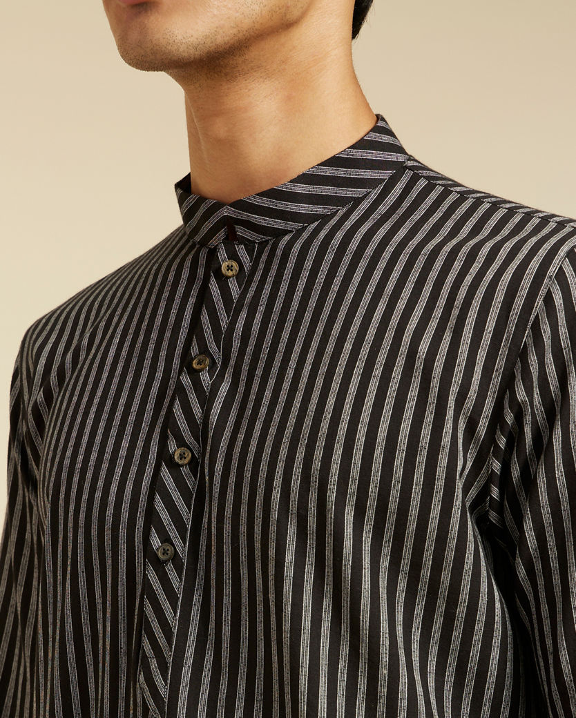 alt message - Diwas Men Ebony Black Linear Patterned Striped Kurta image number 1