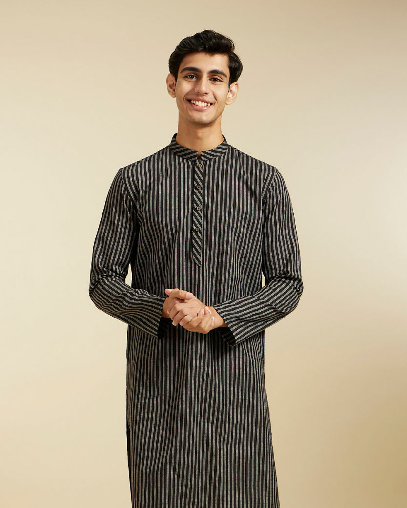 alt message - Diwas Men Ebony Black Linear Patterned Striped Kurta image number 0