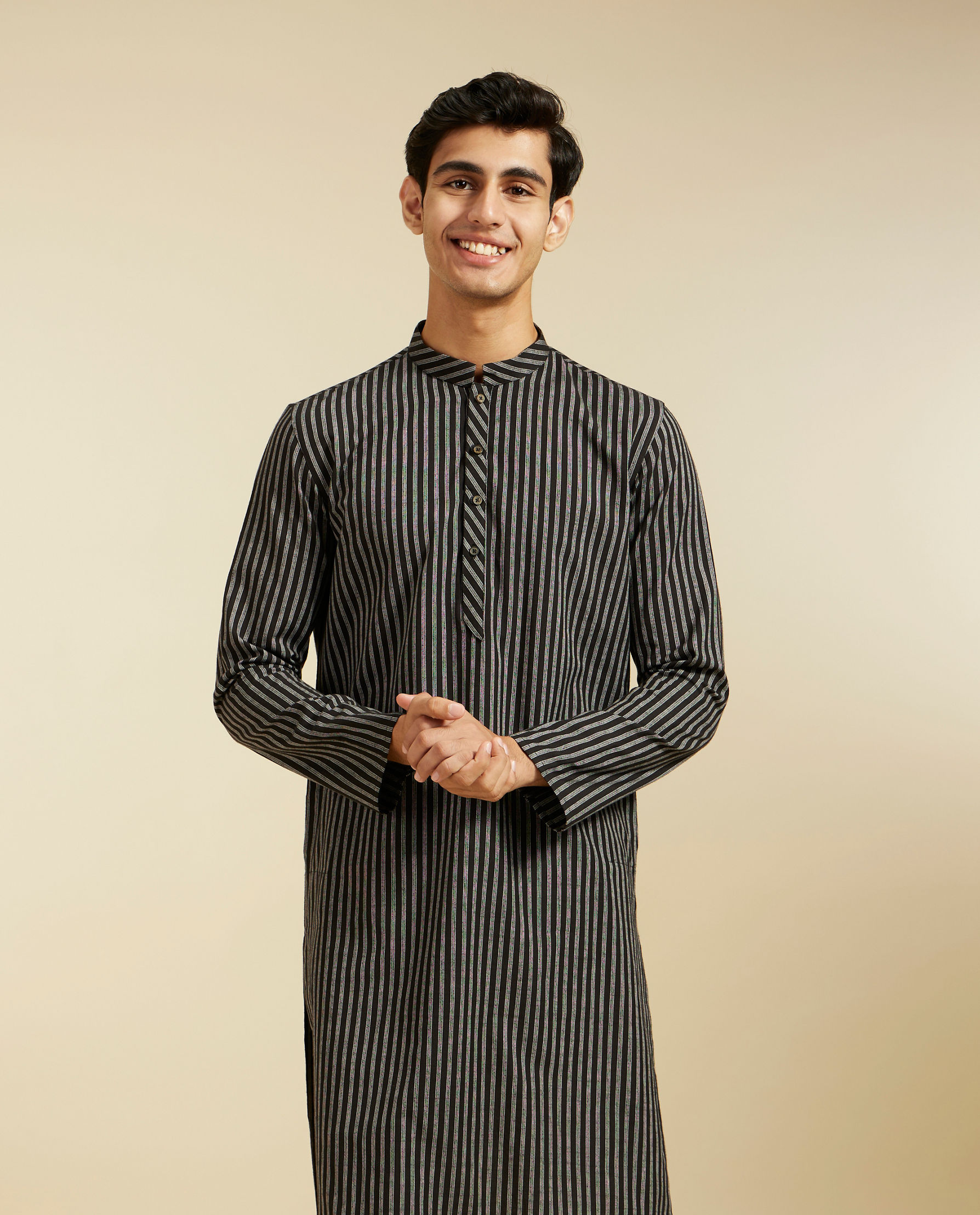 alt message - Diwas Men Ebony Black Linear Patterned Striped Kurta image number 0