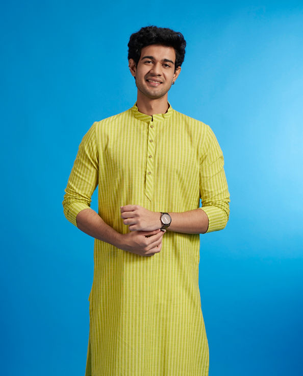 alt message - Diwas Men Soft Green Linear Patterned Striped Kurta image number 0