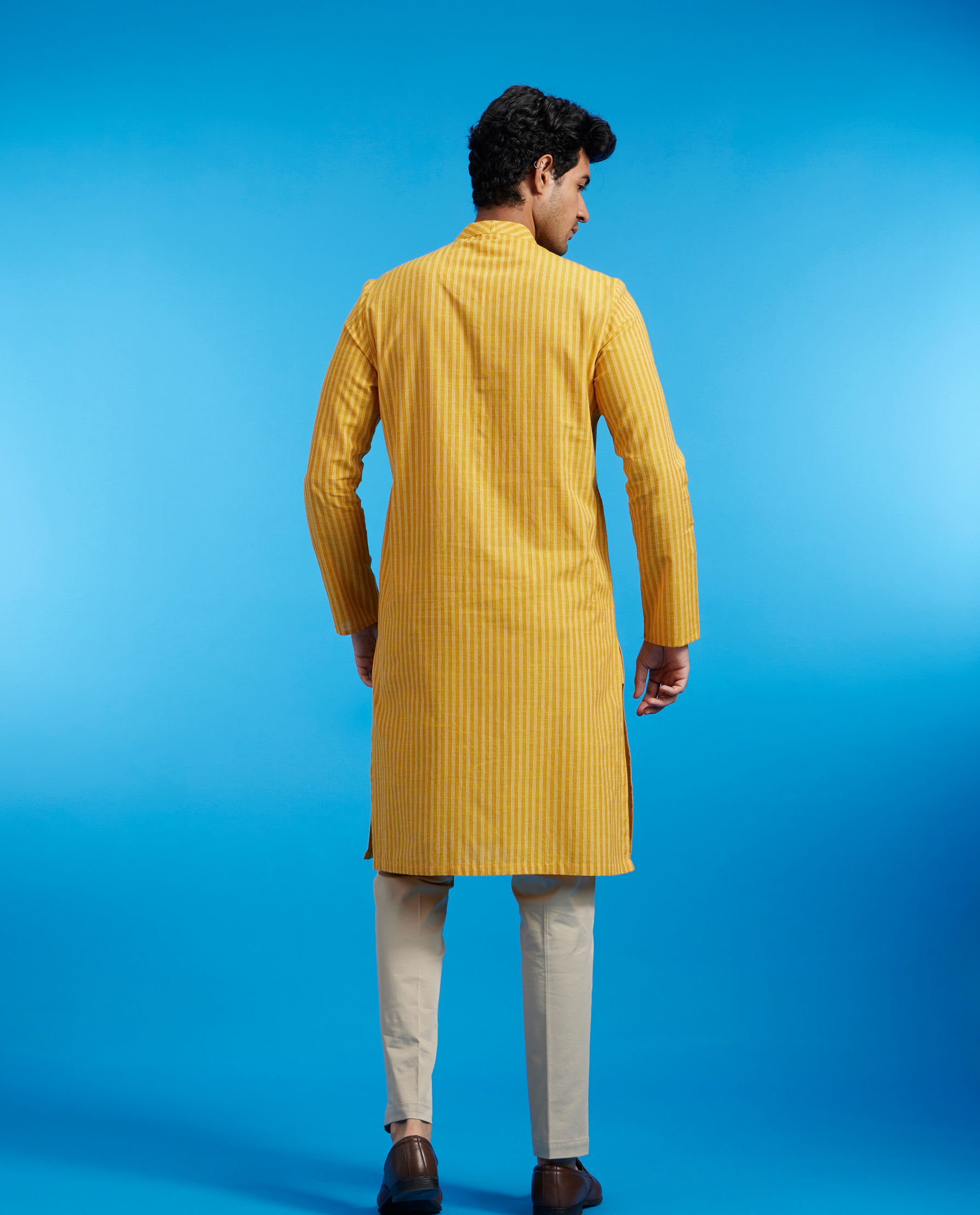 alt message - Diwas Men Mustard Yellow Linear Patterned Striped Kurta image number 4