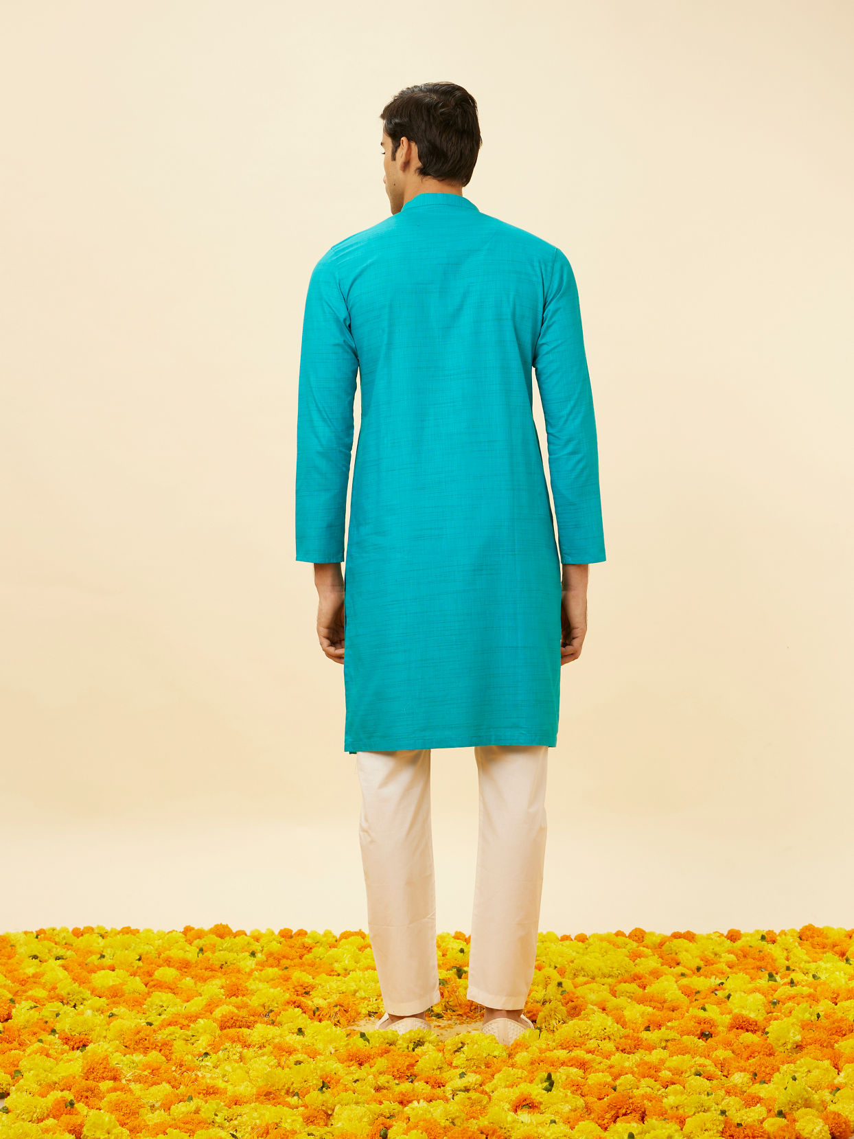 alt message - Manyavar Men Aqua Green Classic Kurta Set image number 5