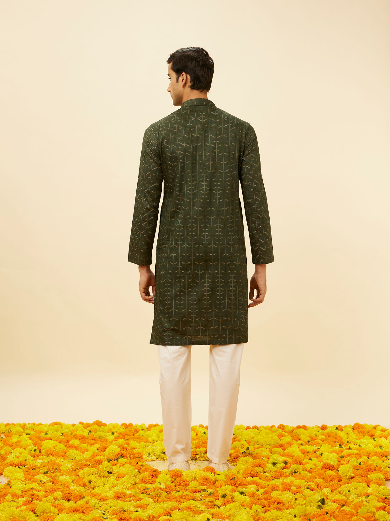 Manyavar Men Dark Green Linear Printed Kurta Set image number 5