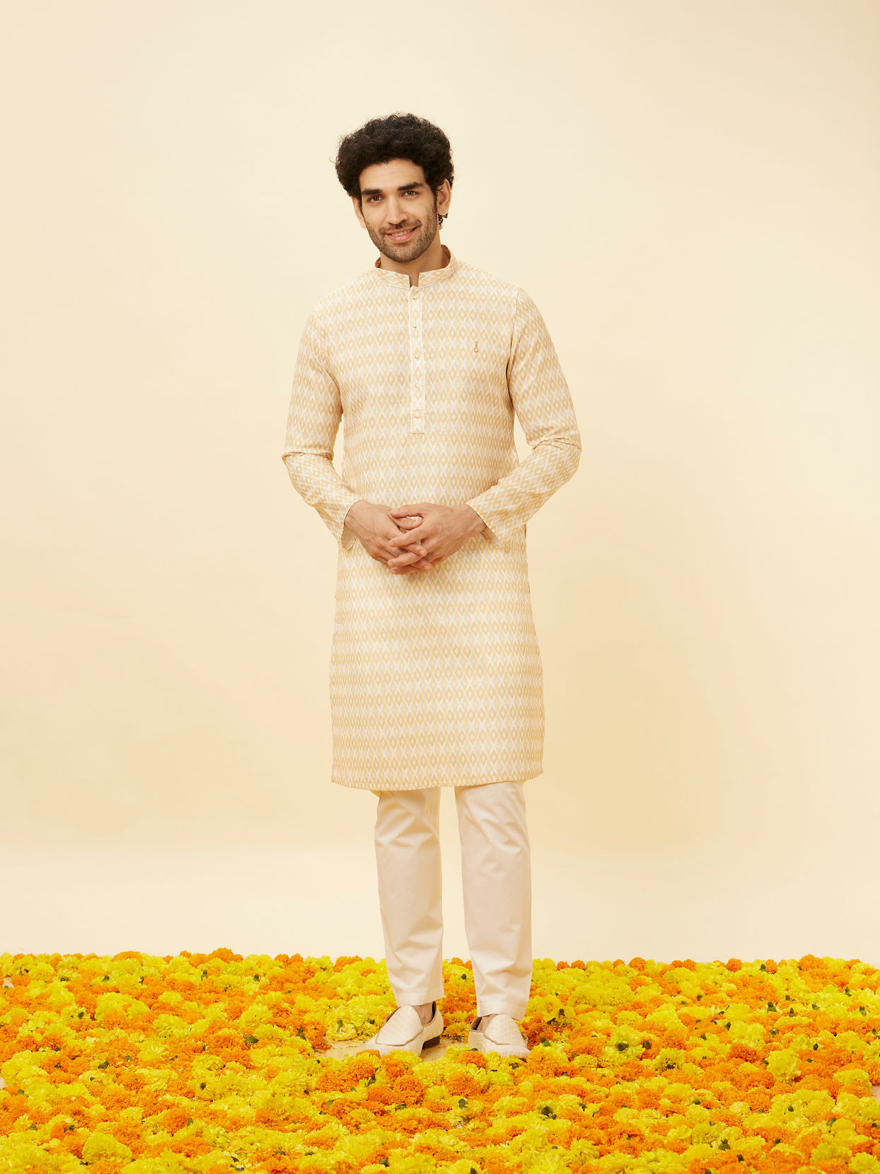 alt message - Manyavar Men Peach Beige Harlequin Printed Kurta Set image number 2