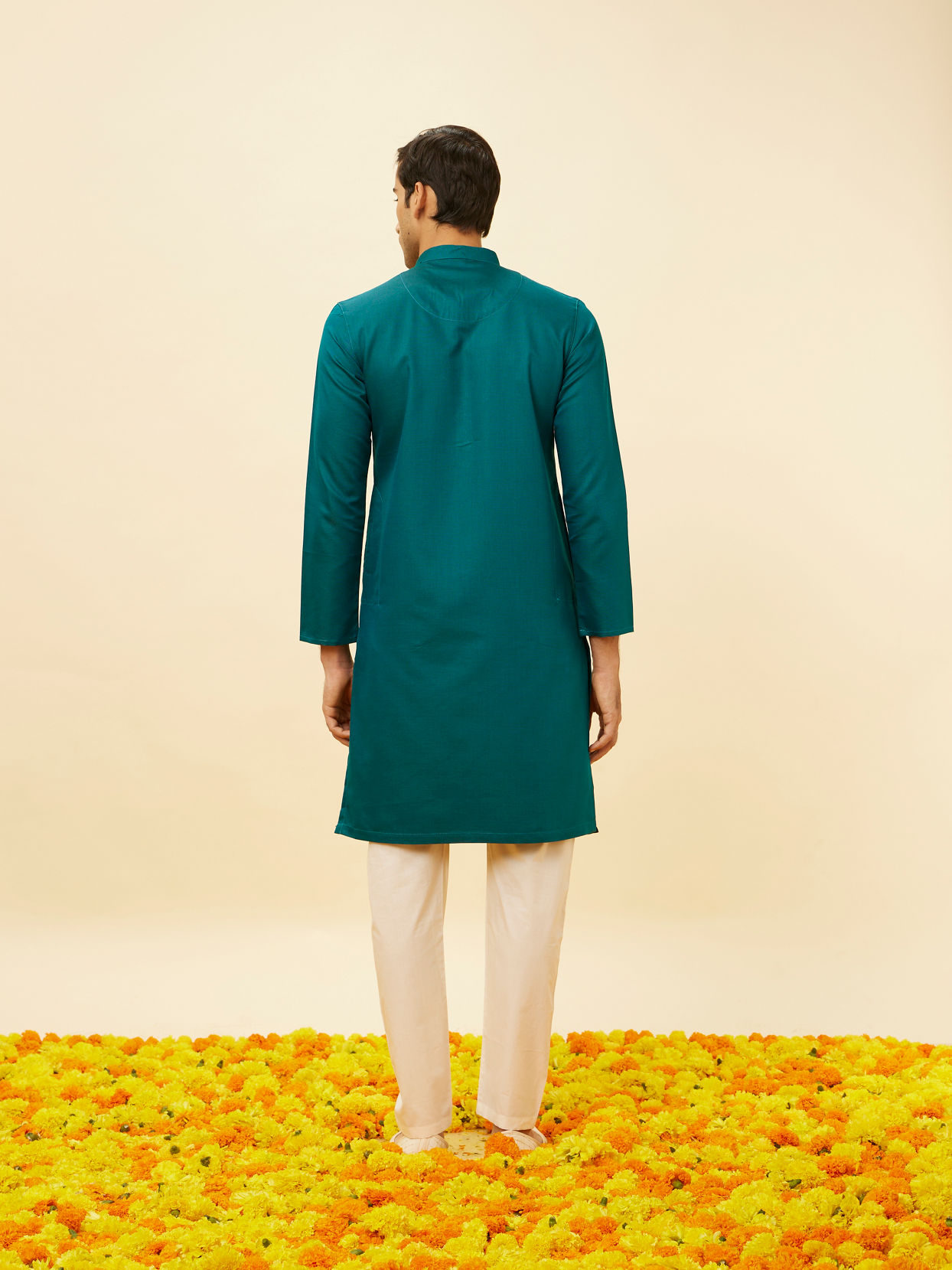 alt message - Manyavar Men Teal Green Classic Kurta Set image number 5