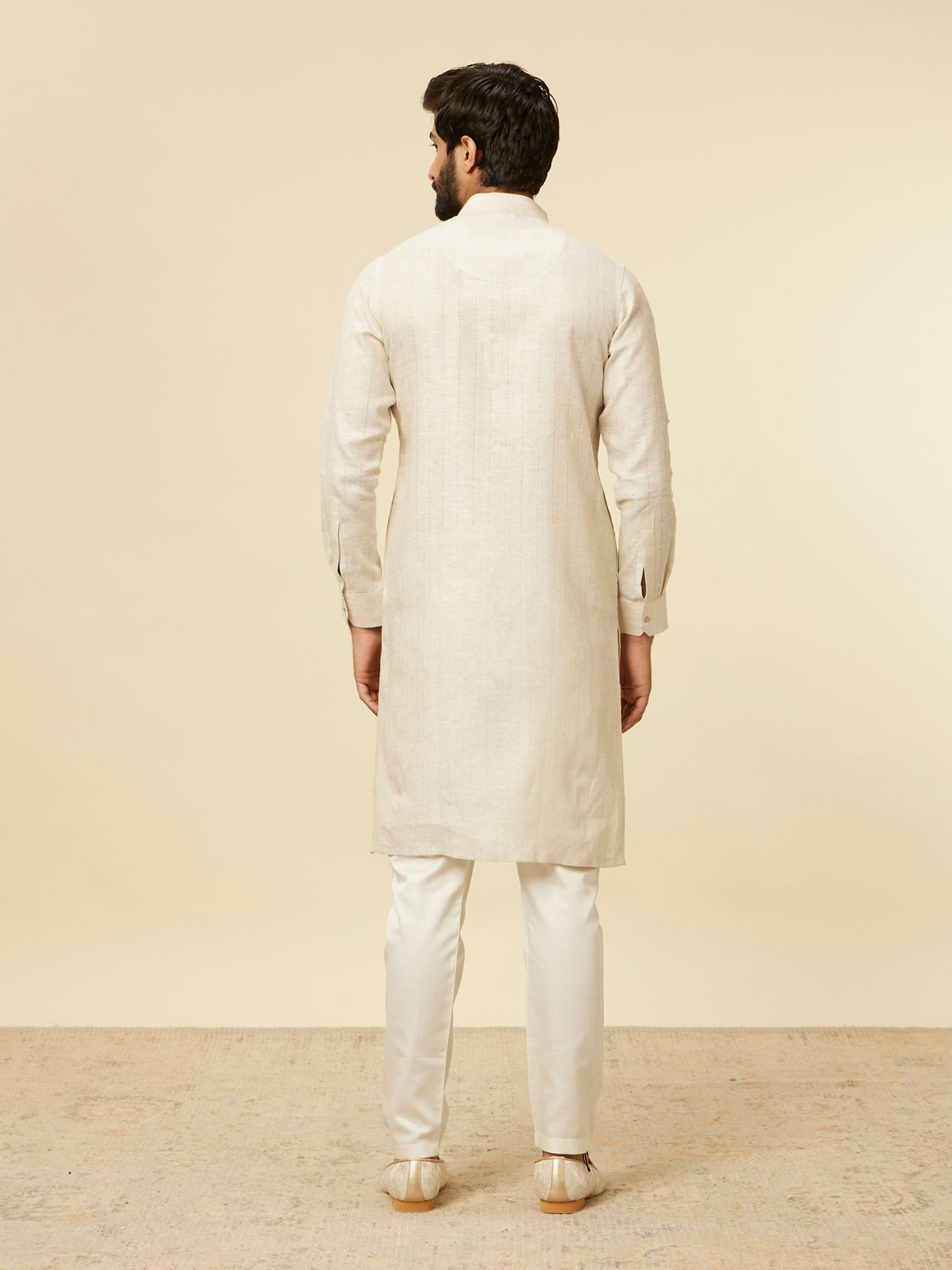 alt message - Manyavar Men Ivory White Self Patterned Kurta image number 4