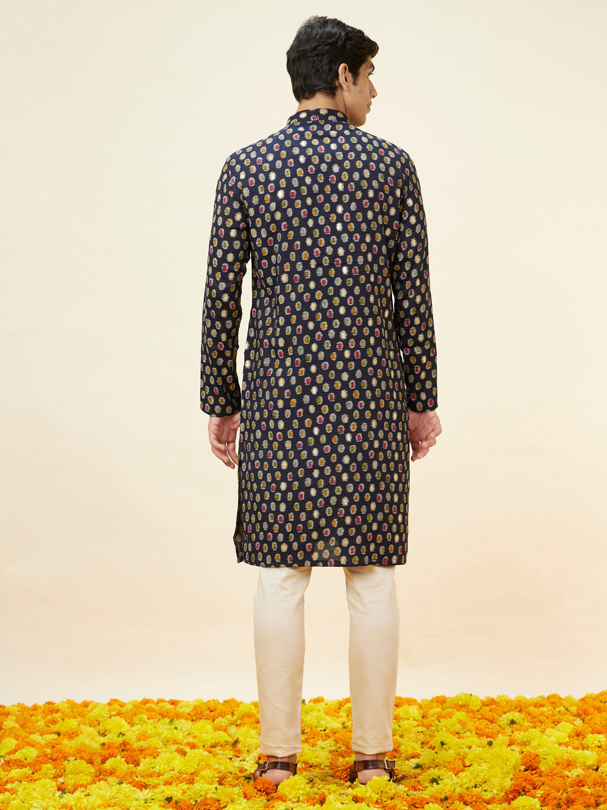 alt message - Manyavar Men Navy Blue Abstract Printed Kurta image number 4