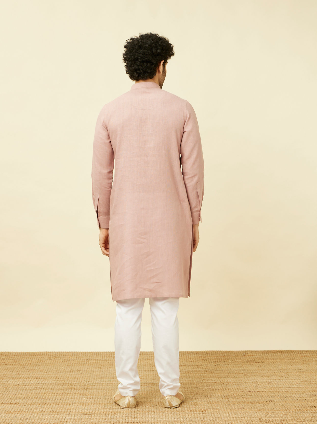 alt message - Manyavar Men Quartz Pink Chequered Patterned Kurta image number 4