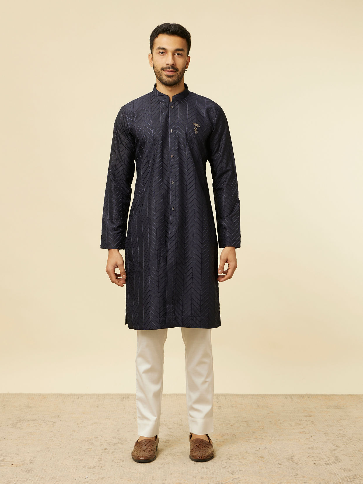 alt message - Manyavar Men Dark Blue Chevron Patterned Kurta image number 2