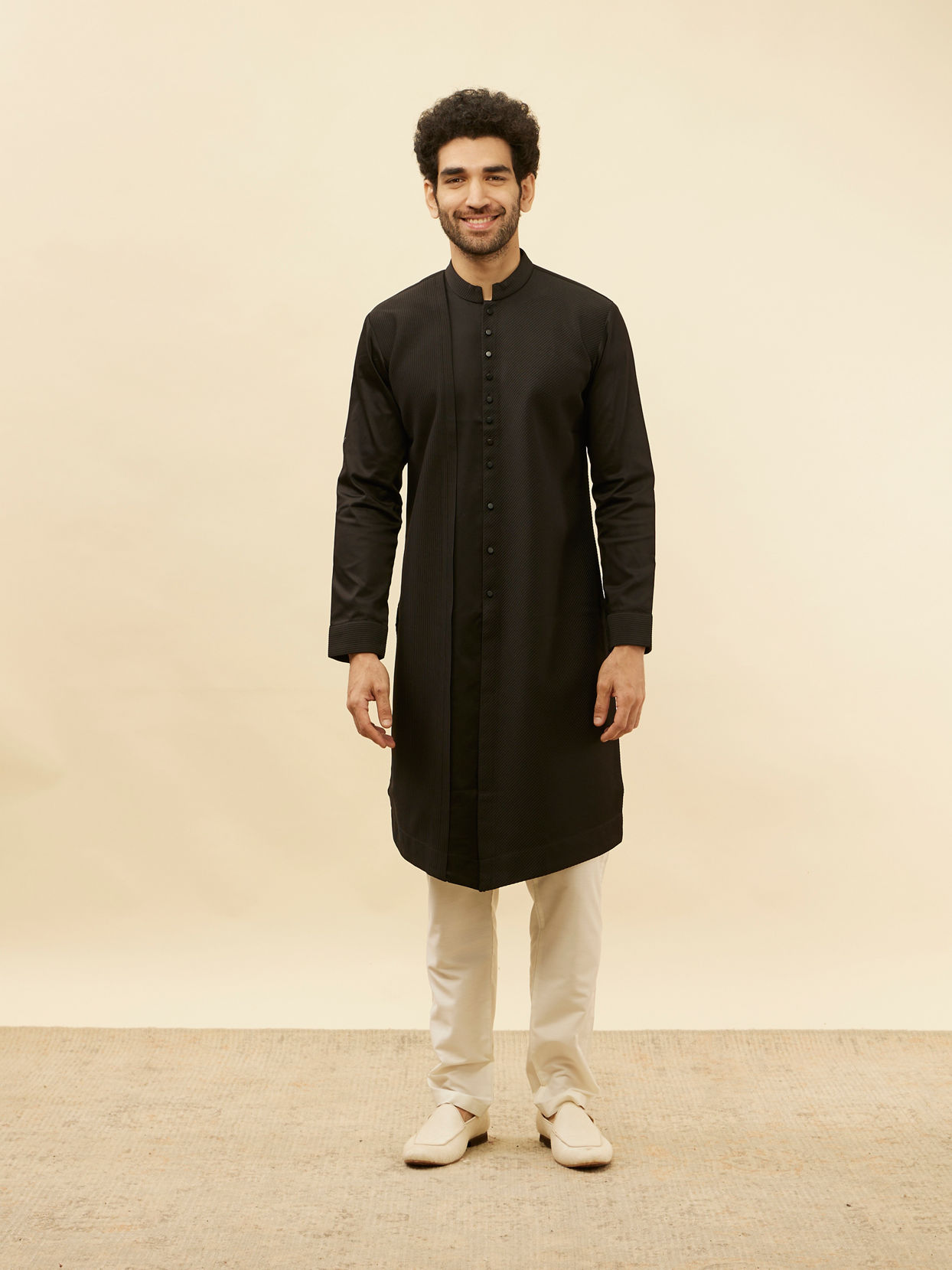 alt message - Manyavar Men Kohl Black Textured Kurta image number 2