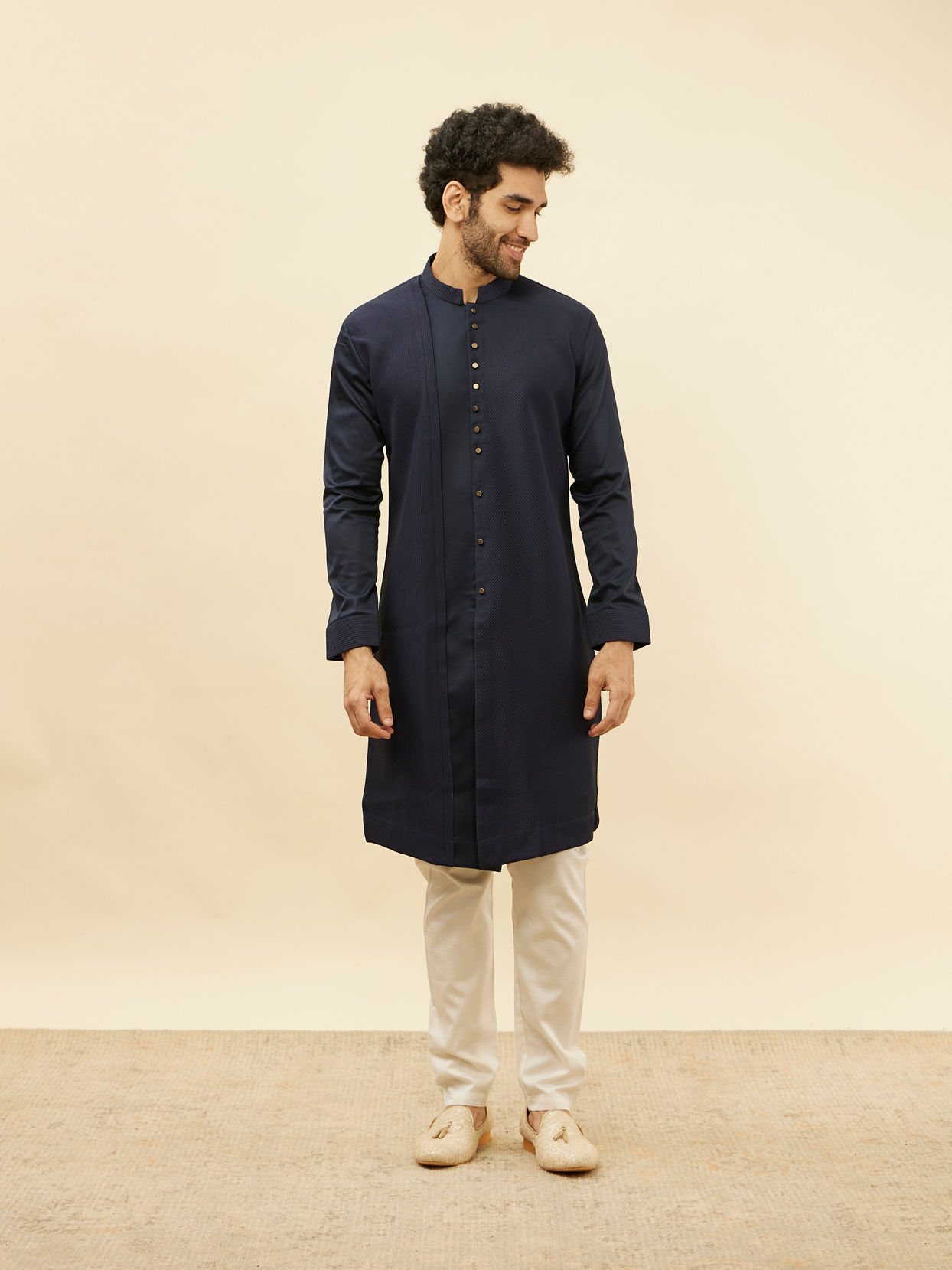 alt message - Manyavar Men Navy Blue Textured Kurta image number 2