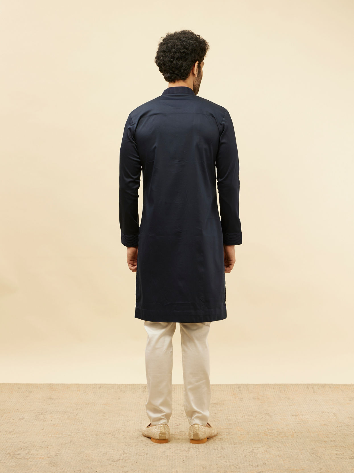 alt message - Manyavar Men Navy Blue Textured Kurta image number 3