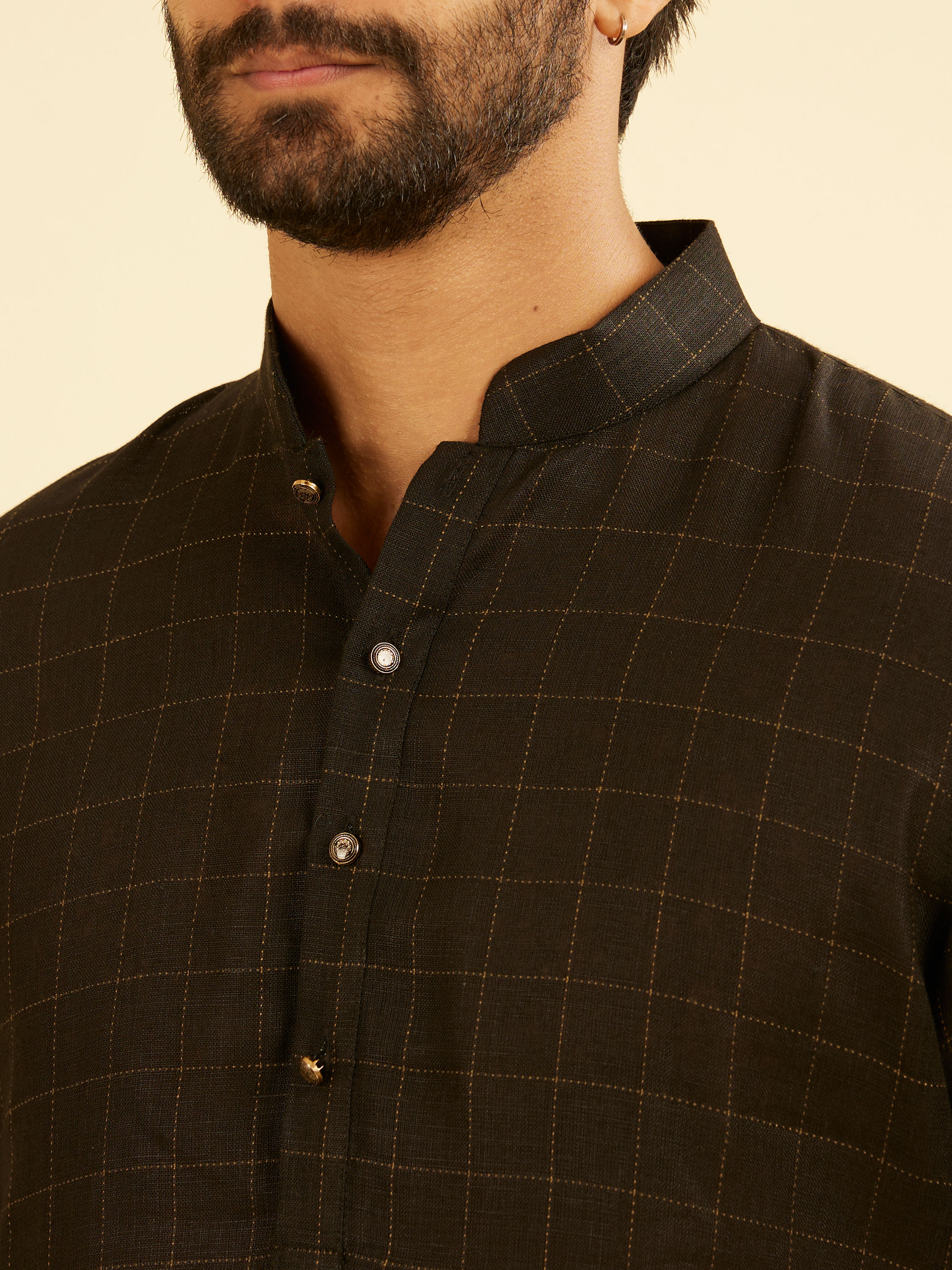 Manyavar Men Elegant Black Linen Kurta