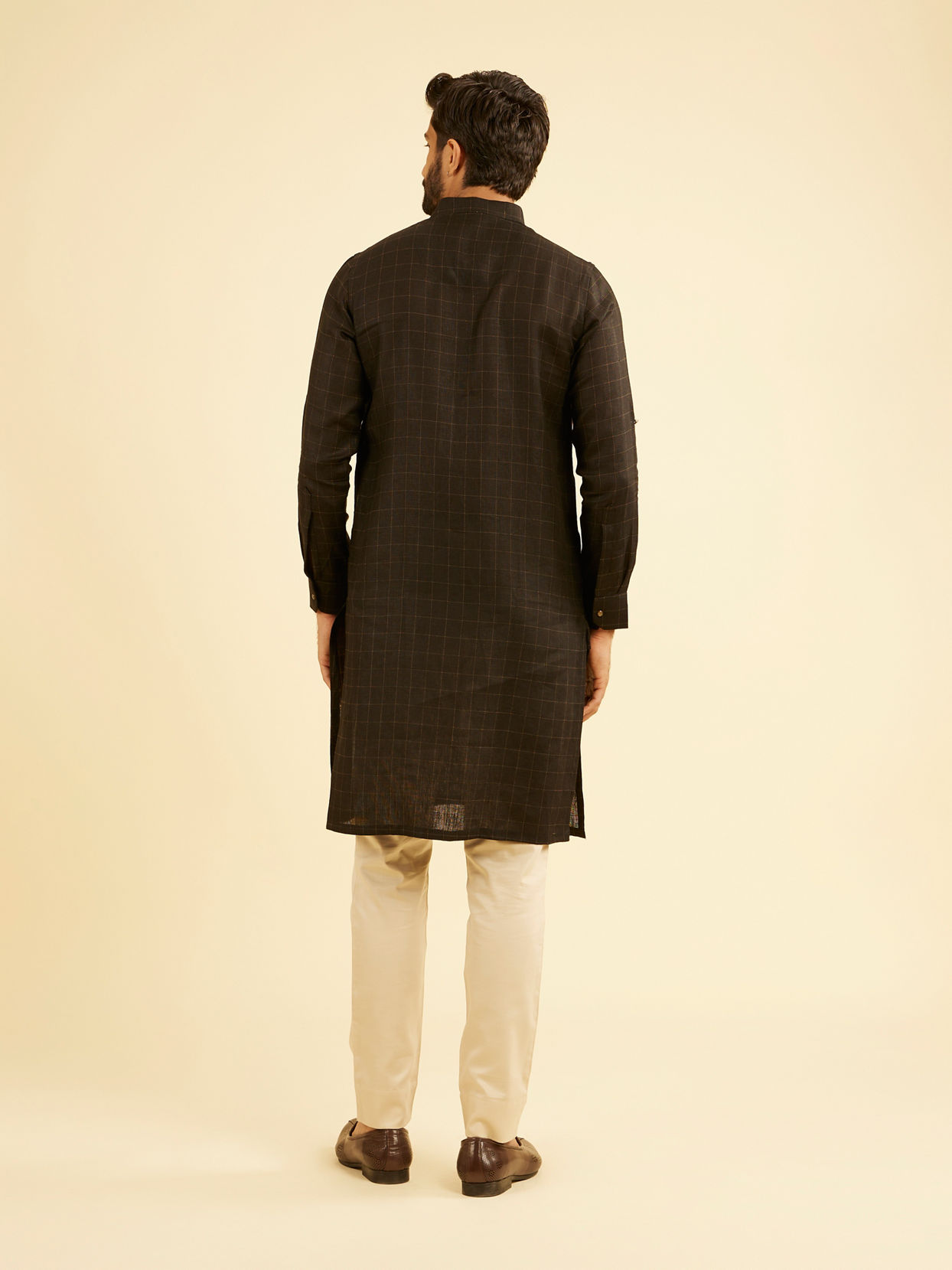 Manyavar Men Elegant Black Linen Kurta