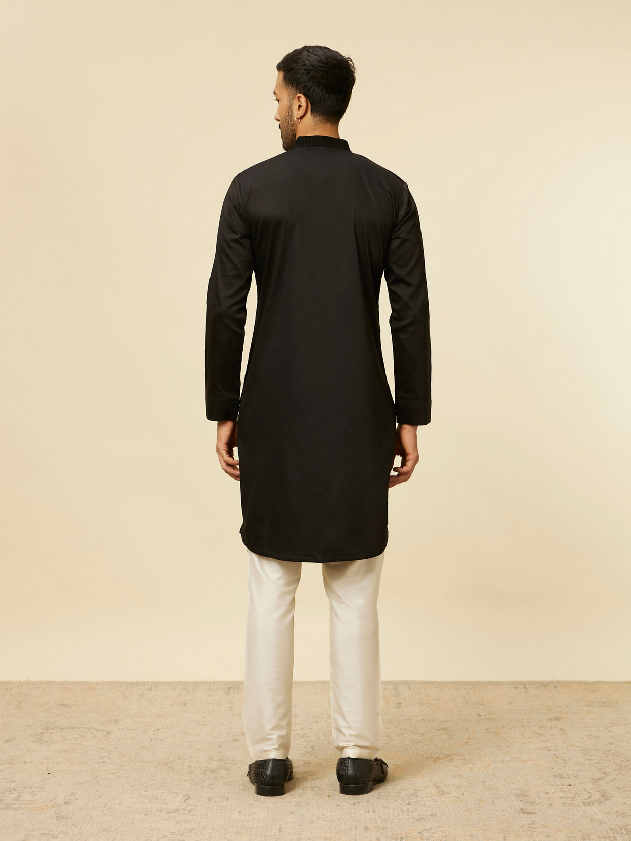 alt message - Manyavar Men Black Striped Patterned Kurta image number 3