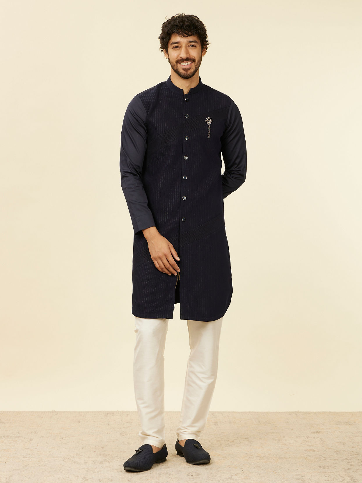 alt message - Manyavar Men Dark Blue Self Striped Kurta image number 2