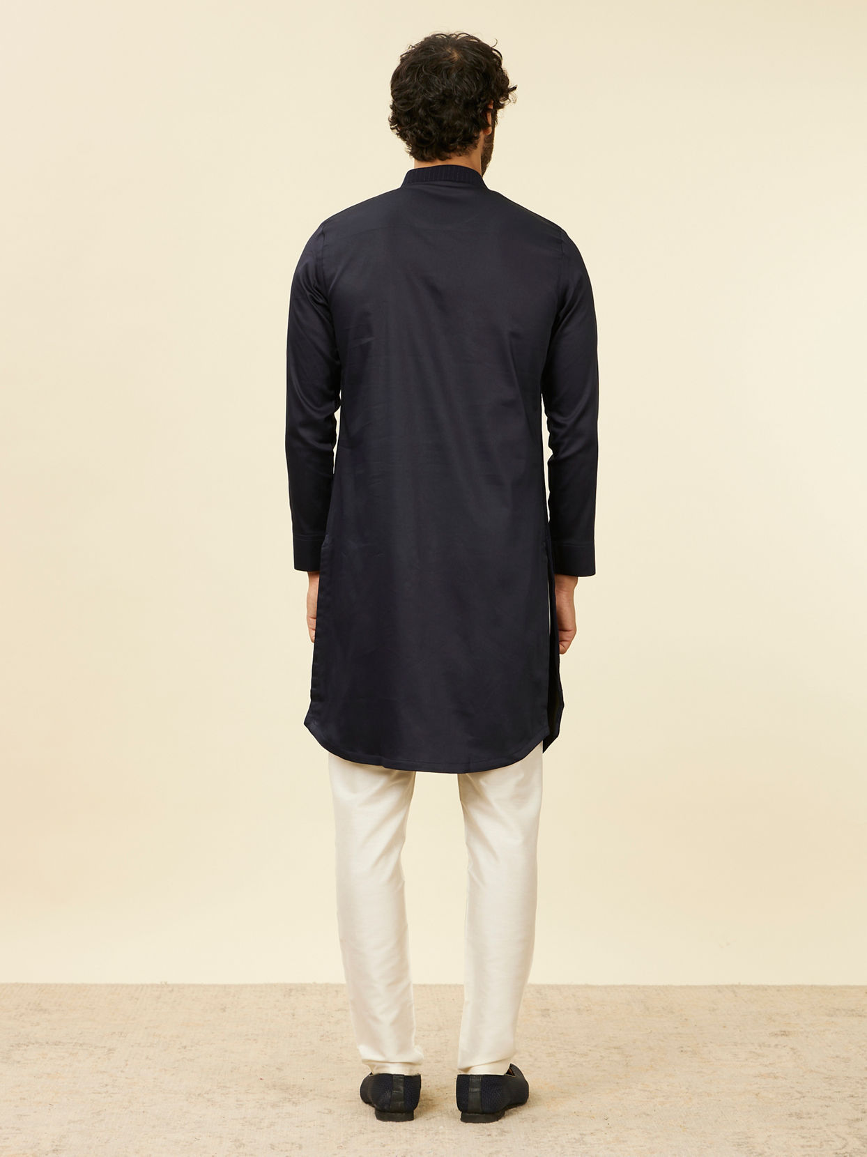 alt message - Manyavar Men Dark Blue Self Striped Kurta image number 3