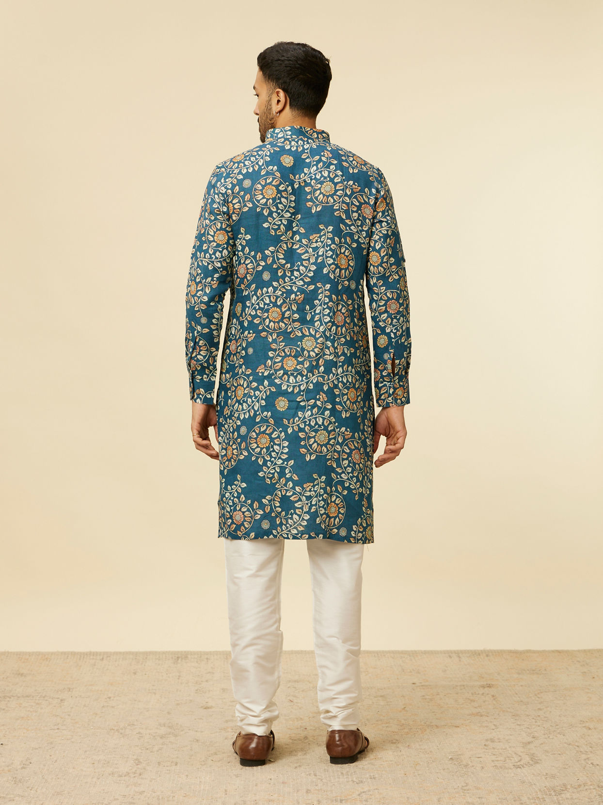 alt message - Manyavar Men Teal Blue Bel Buti Patterned Kurta image number 4