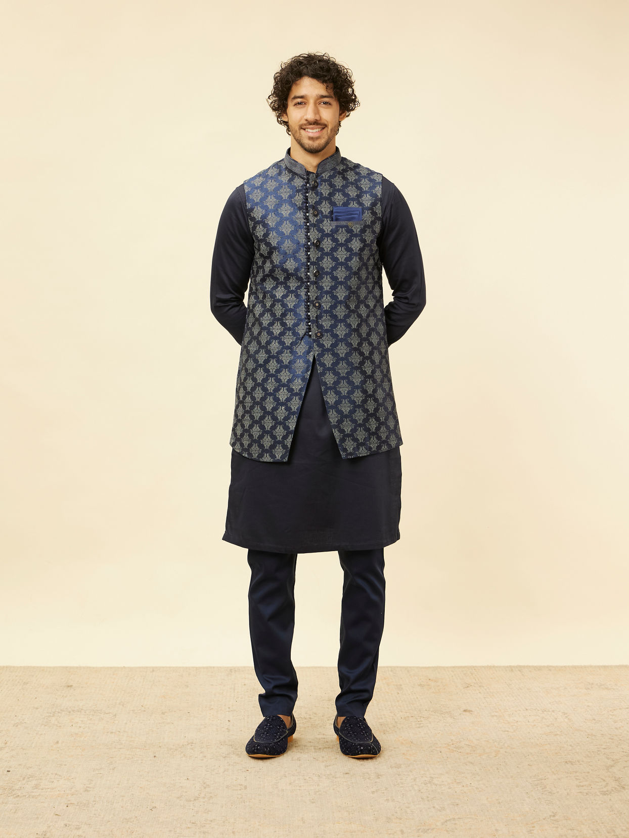 alt message - Manyavar Men Navy Blue Imperial Jaal Patterned Kurta Jacket Set image number 3