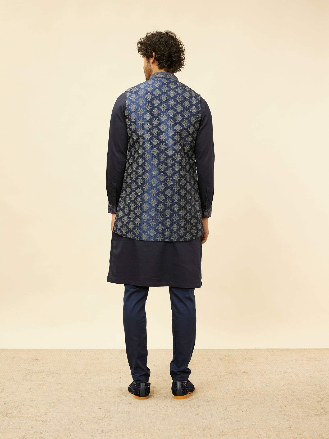 alt message - Manyavar Men Navy Blue Imperial Jaal Patterned Kurta Jacket Set image number 4