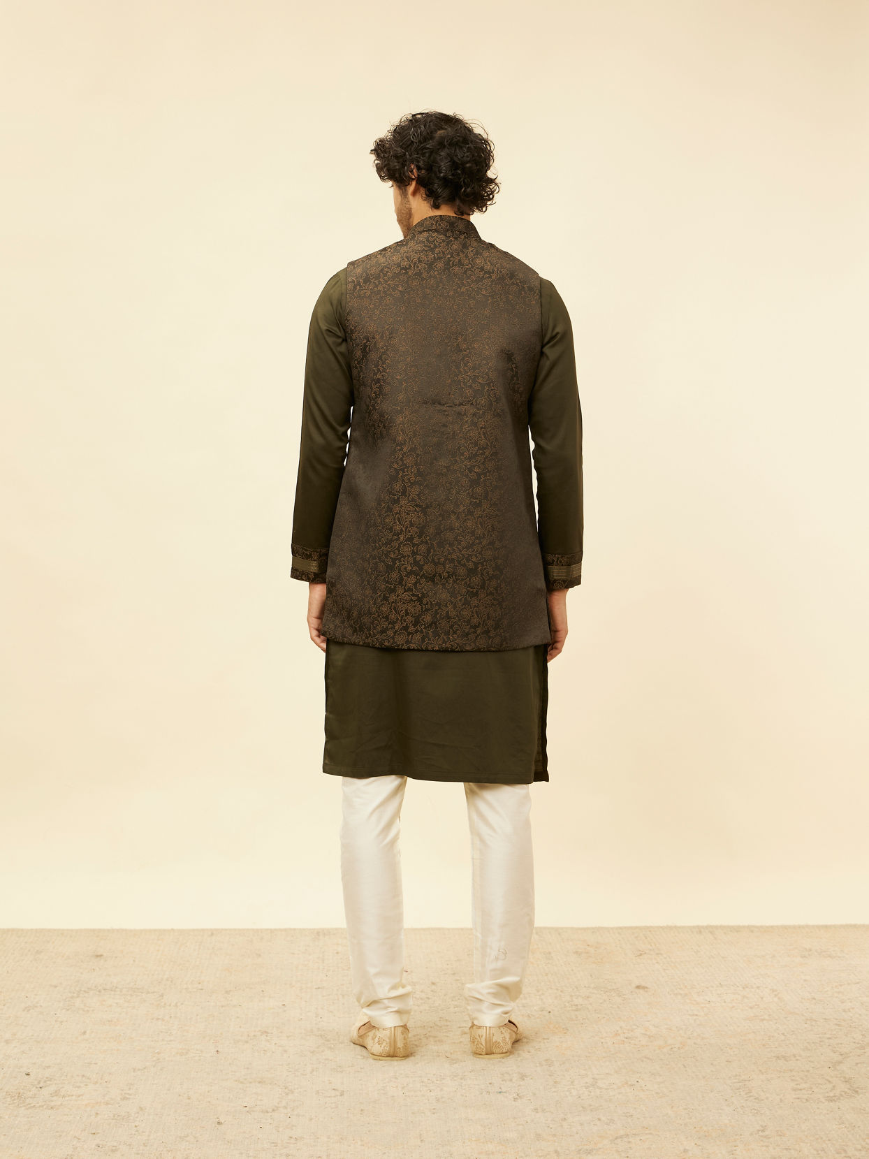 alt message - Manyavar Men Olive Green Bel Buti Patterned Kurta Jacket Set image number 4