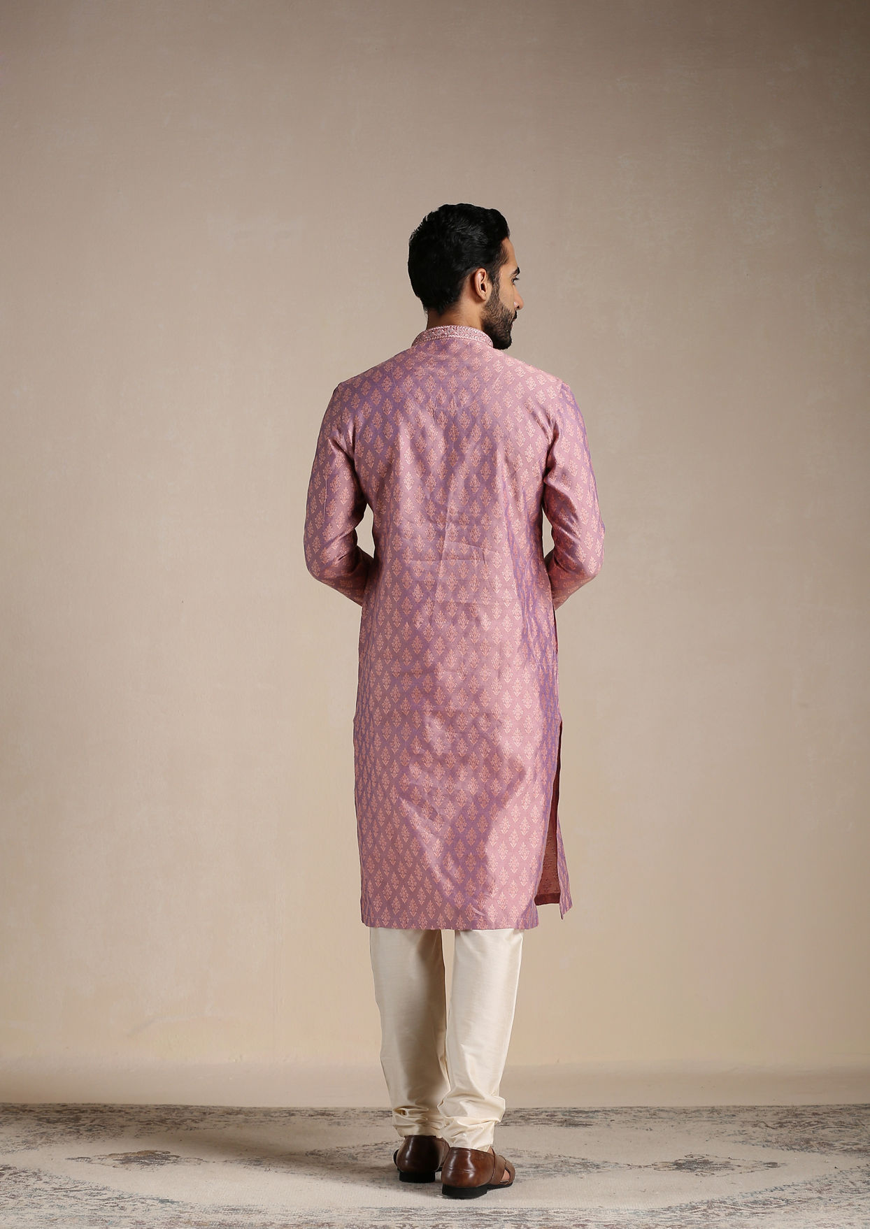 alt message - Manyavar Men Dusty Rose Pink Jacquard Patterned Kurta Set image number 4