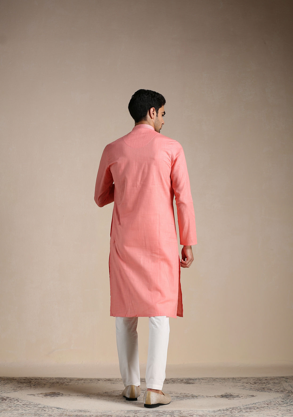 alt message - Manyavar Men Coral Pink Mandarin Collared Kurta Set image number 4