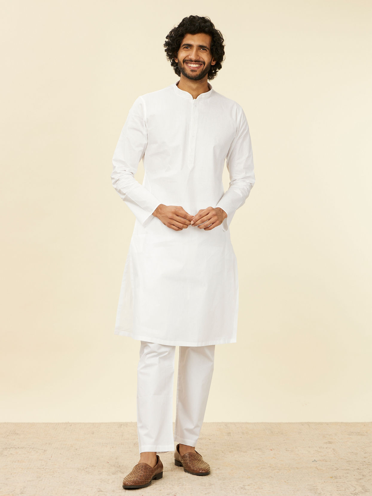 alt message - Manyavar Men Ivory White Plain Kurta Set image number 2