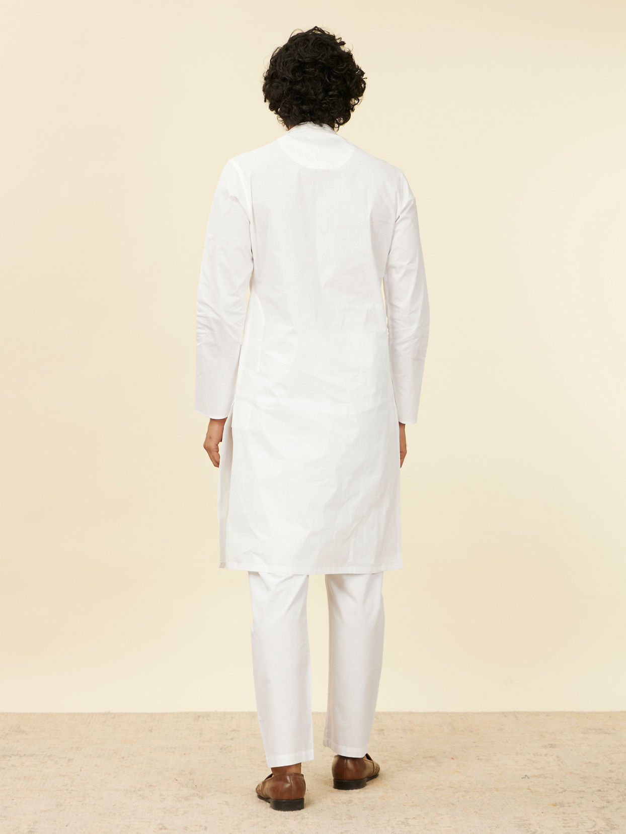 alt message - Manyavar Men Ivory White Plain Kurta Set image number 5