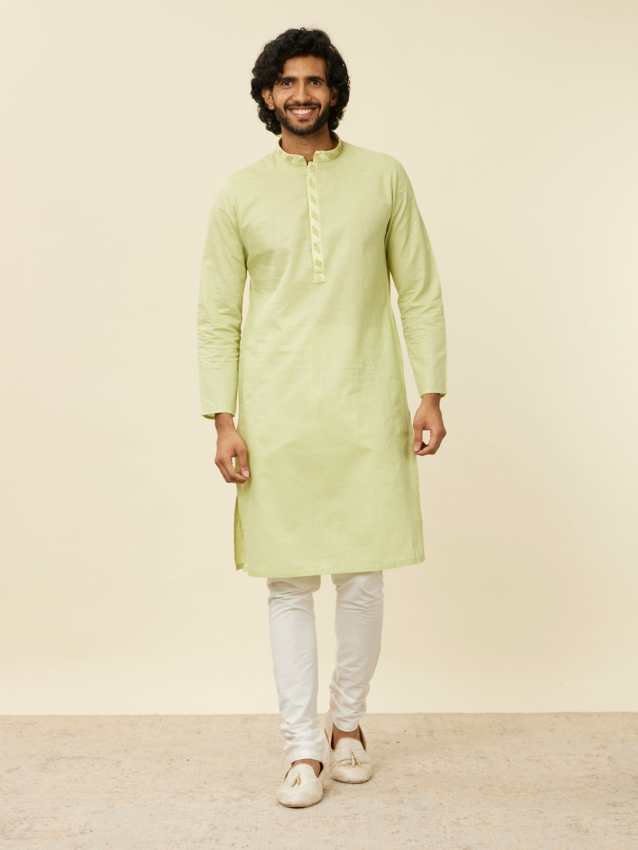 alt message - Manyavar Men Light Green Solid Kurta Set image number 4