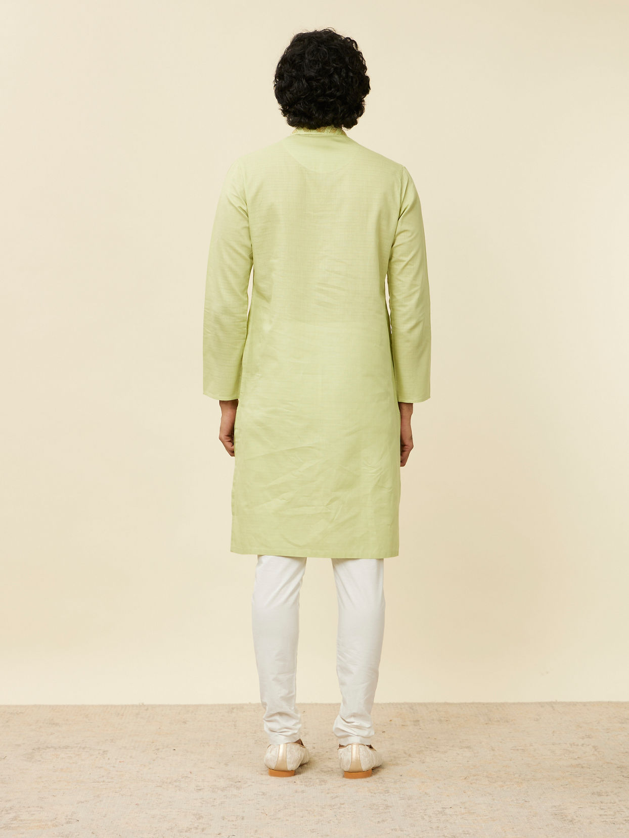 alt message - Manyavar Men Light Green Solid Kurta Set image number 8